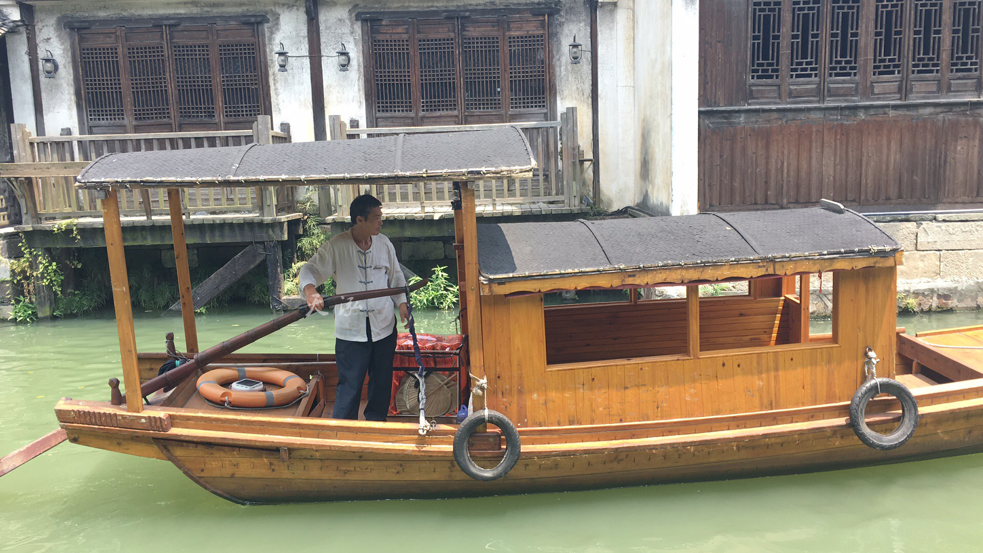 古鎮(zhèn)風光近仍在  一櫓搖入清夢中